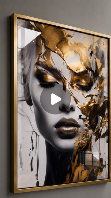Reel com quadro de rosto feminino em preto e branco com ouro
