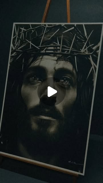 Reel com quadro de Jesus com coroa de espinhos em preto e branco